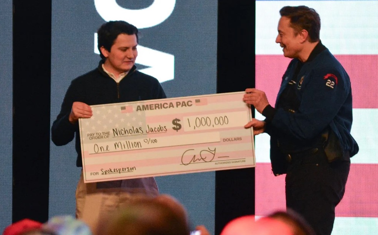Elon Musk acuzat de incalcarea legii dupa ce a oferit cecuri de cate 1 milion de dolari alegatorilor