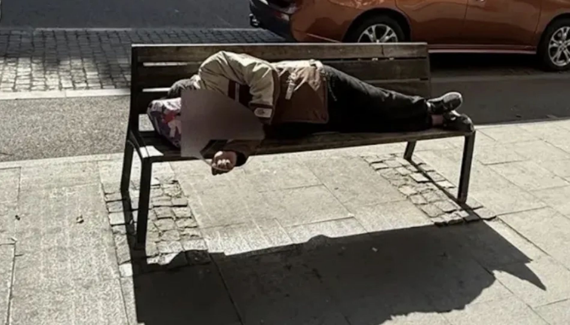Emil Boc declara razboi cersetoriei in orasul de cinci stele Nu vom tolera cersetoria in acest oras Cetatenii din Cluj se plang zilnic
