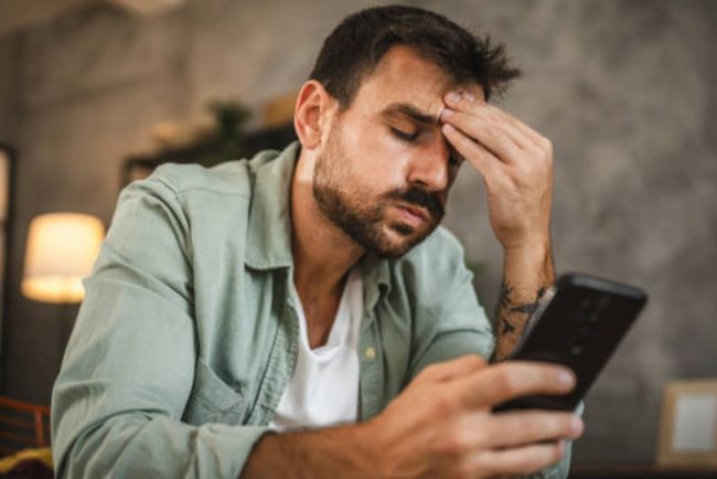 Escrocii trimit mesaje SMS cu amenzi rutiere false Soferii risca sa si piarda banii din cont dupa un singur clic pe un link suspect
