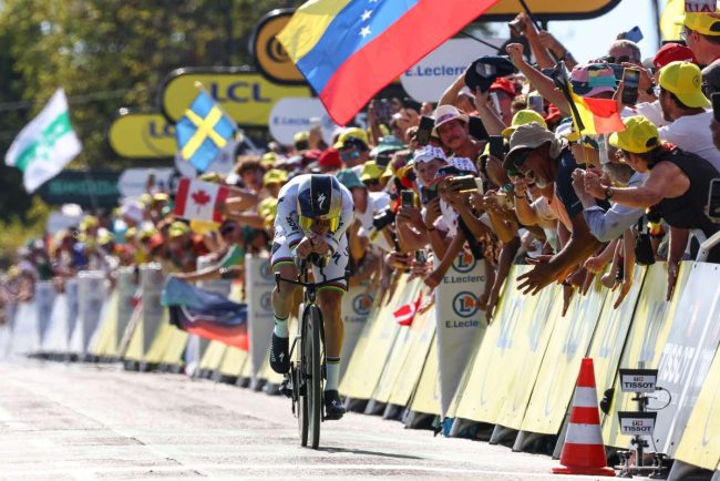 Evenepoel castiga proba de contratimp in Turul Frantei in fata lui Pogacar