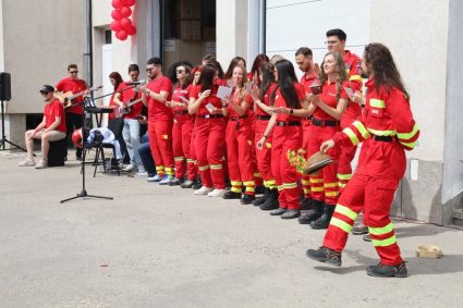 FOTO. Generația care va salva vieți! Serenadă de neuitat pentru viitorii medici SMURD din Cluj