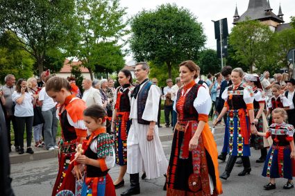 FOTO. Parada care a surprins un oraș din Cluj! Costume tradiționale au transformat orașul într-un adevărat spectacol de culoare.