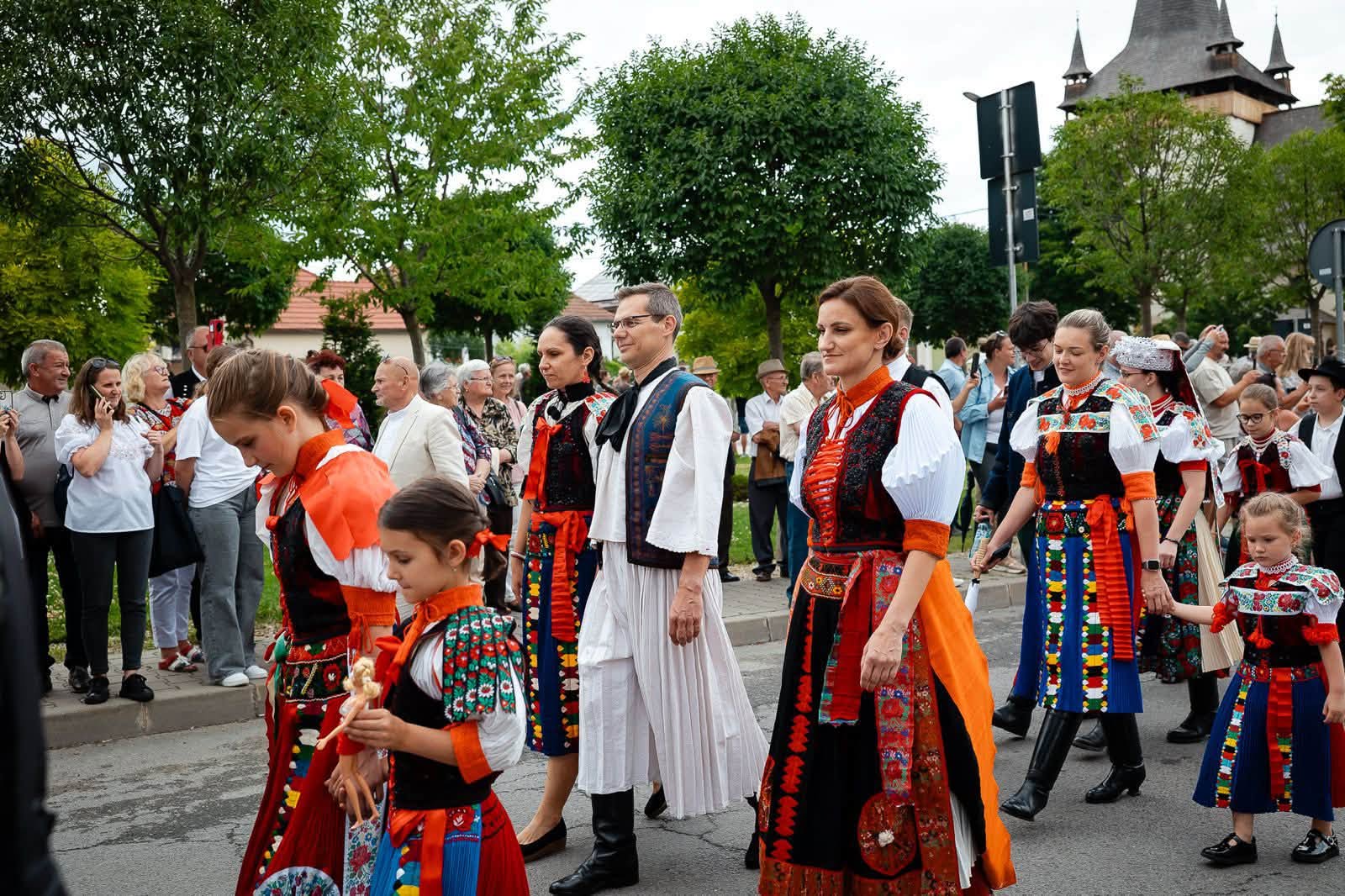 FOTO Parada care a suprins un oras din Cluj Costume traditionale au transformat orasul intr un adevrat spectacol de culoare