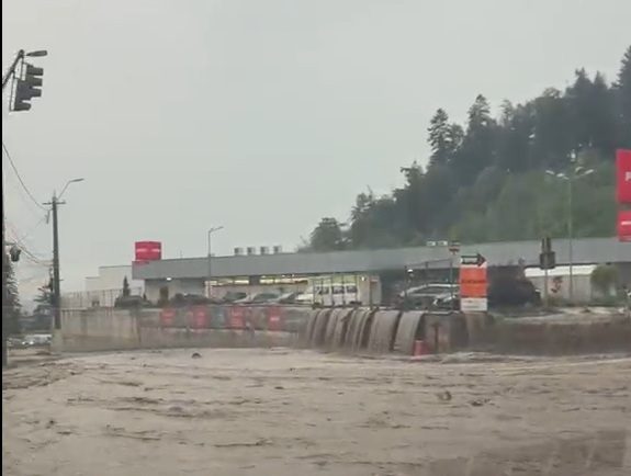Fortes si echipamente suplimentare mobilizate in Busteni dupa inundatia care a afectat zeci de case