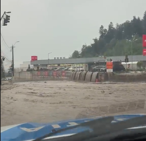 Fortes si echipamente suplimentare mobilizate in Busteni dupa inundatia care a afectat zeci de case