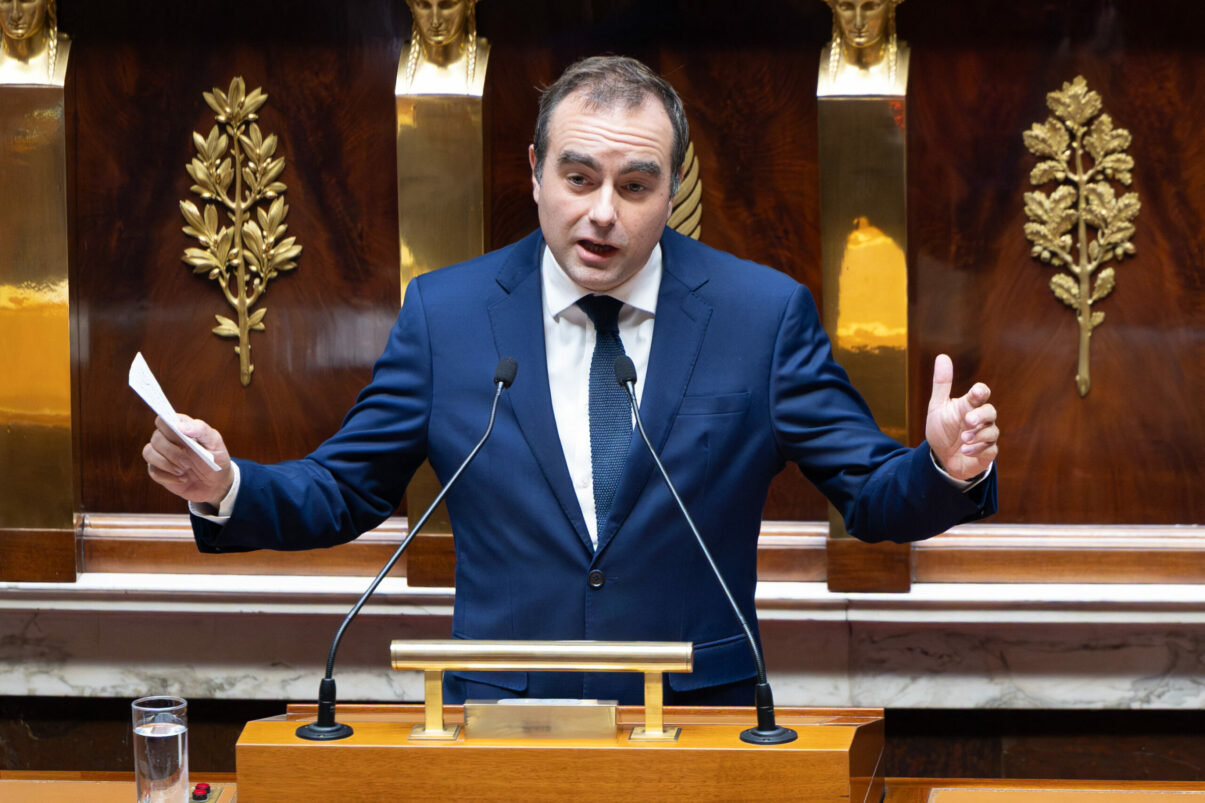 Franta Motione de cenzura imotriva guvernului din cauza gestionarii caniculei