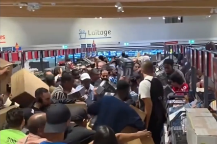 Franța: Protestatarii au devastat mai multe magazine care au oferit ventilatoare și aparate de aer condiționat.