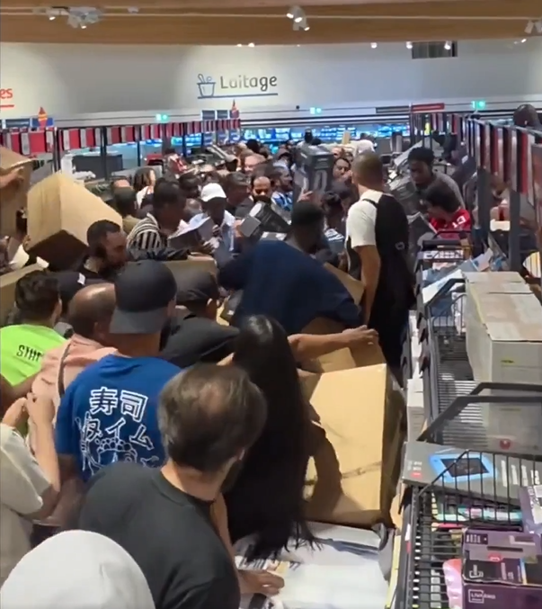 Franta Protestatarii au devastat mai multe magazine care au oferit ventilatoare si aparate de aer conditionat