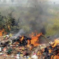 Fum mizerie si zgomot constant pe o strada din Cluj Napoca Vecinii asfixiati de focurile alimentate cu descuri provenite din demolari