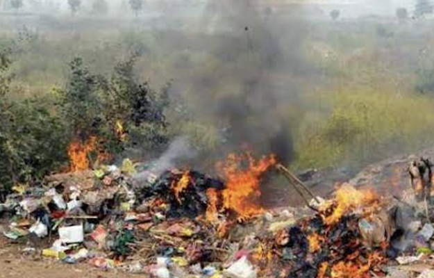 Fum mizerie si zgomot constant pe o strada din Cluj Napoca Vecinii asfixiati de focurile alimentate cu descuri provenite din demolari