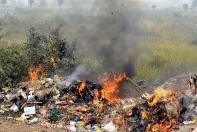 Fum mizerie si zgomot constant pe o strada din Cluj Napoca Vecinii asfixiati de focurile alimentate cu descuri provenite din demolari