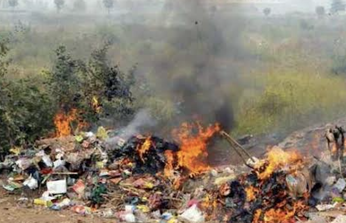 Fum mizerie si zgomot constant pe o strada din Cluj Napoca Vecinii asfixiati de focurile alimentate cu descuri provenite din demolari