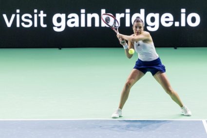 Gabriela Ruse și Marta Kostiuk avansează în turul doi al probei de dublu la Wimbledon, învingând favoritele numărul cinci.