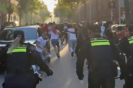 Haos în Olanda după eliminarea de la Campionatul Mondial: Sărbătoarea fanilor Marocului s-a transformat în confruntări cu poliția.