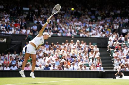 Iga Swiatek începe apărarea titlului de la Wimbledon cu o victorie în trei seturi.