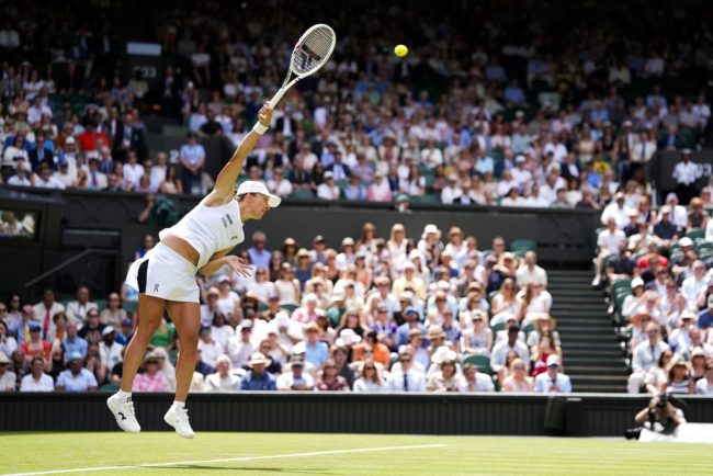 Iga Swiatek incepe apararea titului de la Wimbledon cu o victorie in trei seturi