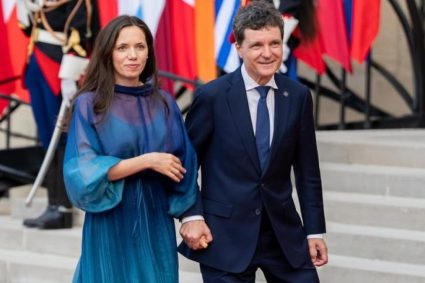 Imagini cu Mirabela Grădinaru și Nicușor Dan pe covorul roșu, înainte de cină la Palatul Elysee.