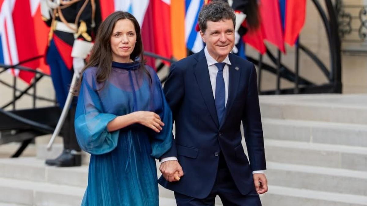 Imagini cu Mirabela Grdinaru si Nicusor Dan pe covorul rosu inainte de cina la Palatul Elysee