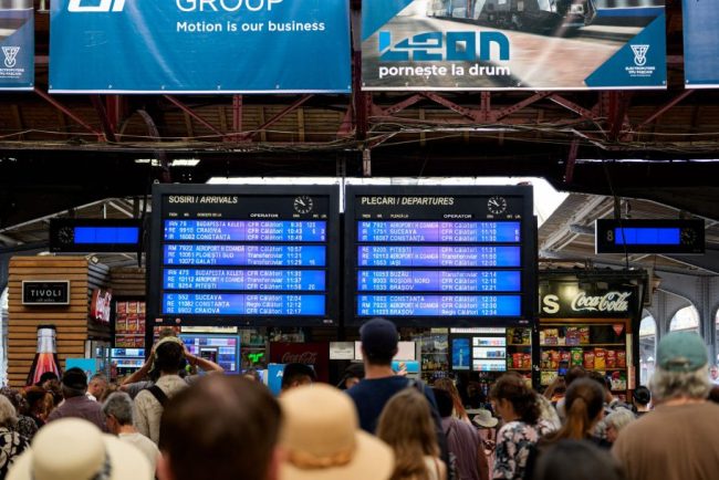 Intarzieri de 30 60 de minute ale trenurilor pe ruta Bucuresti Brasov din cauza unui cablu taiat la instalatia feroviara
