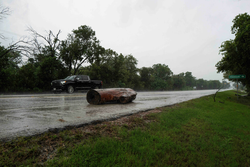 Inundatiile devastatoare lovesc din nou Texasul cel pustan doi morti si peste 230 de persoane salvate