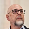 Kelemen Hunor George Simion sta se uita la meci mai mananca popcorn mai bea o bere si