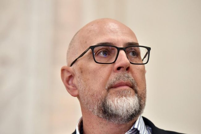 Kelemen Hunor George Simion sta se uita la meci mai mananca popcorn mai bea o bere si