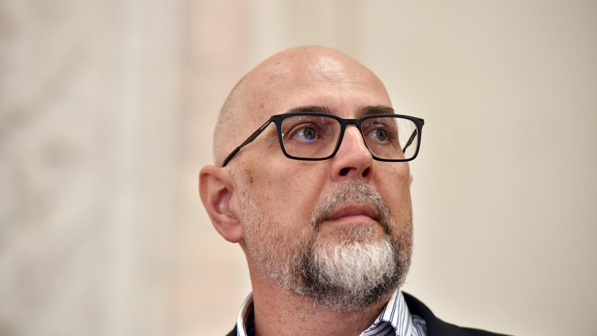 Kelemen Hunor George Simion sta se uita la meci mai mananca popcorn mai bea o bere si