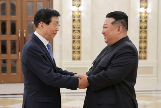 Kim Jong Un intareste legaturile cu Beijingul Unul dintre cei mai influenti lideri ai Chinei intampinat la Phenian