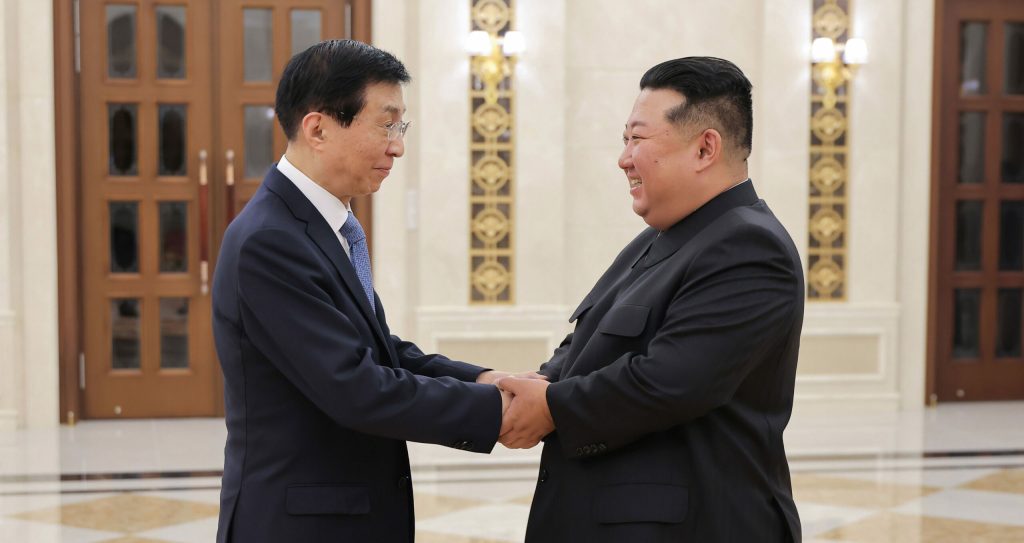 Kim Jong Un intareste legaturile cu Beijingul Unul dintre cei mai influenti lideri ai Chinei intampinat la Phenian