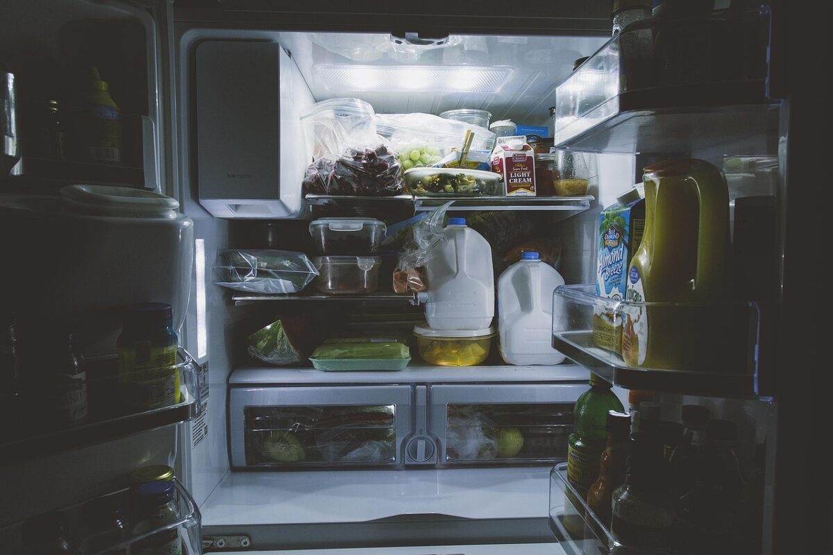 Locul din frigider care pare sigur dar unde alimentele se strica mai repede Ce nu ar trebui pastrat pe us