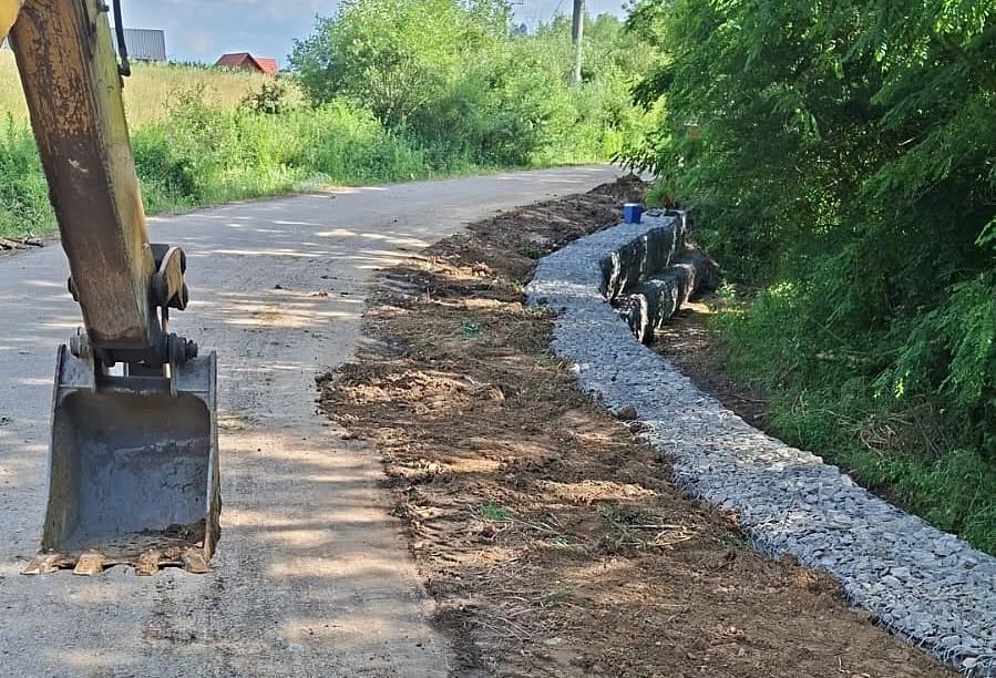 Lucrari amplo pe un drum judetean din Cluj aproape 10 kilometri de asfalt reabilitati pentru a imbunatati accesul locuitorilor din mai multe sate catre Dej