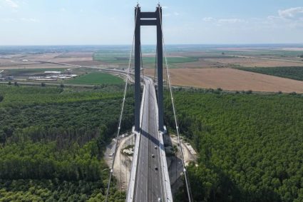 Lucrări de asfaltare pe Podul Suspendat deasupra Dunării, în regiunea Brăila