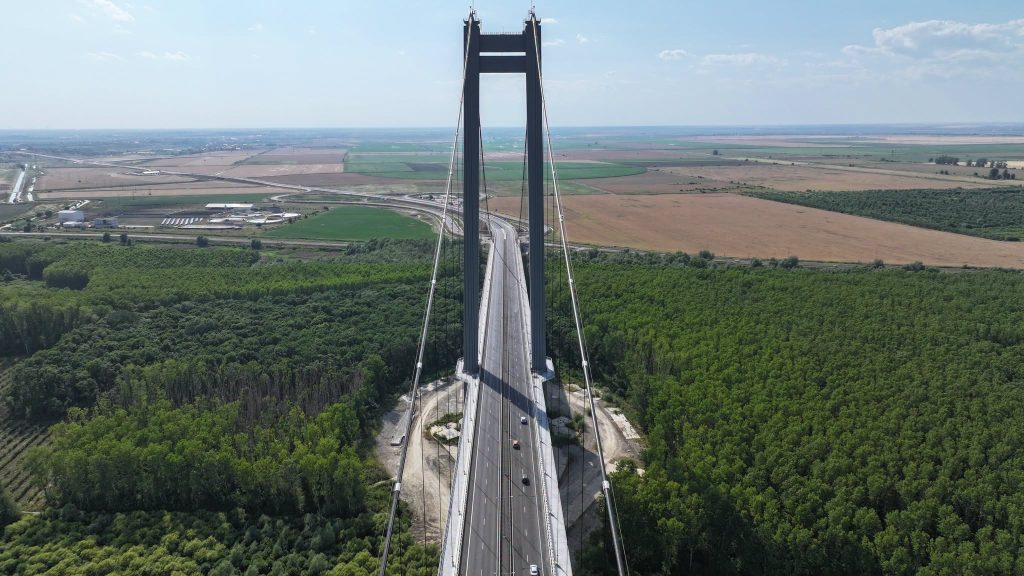 Lucrari de asfaltare pe Podul Suspendat deasupra Dunarii in regiunea Braila