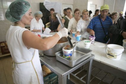 Mâncare oferită de Primăria Cluj pentru pensionari și persoane vulnerabile: cine poate beneficia gratuit de două mese pe zi și ce noi reguli sunt în pregătire.