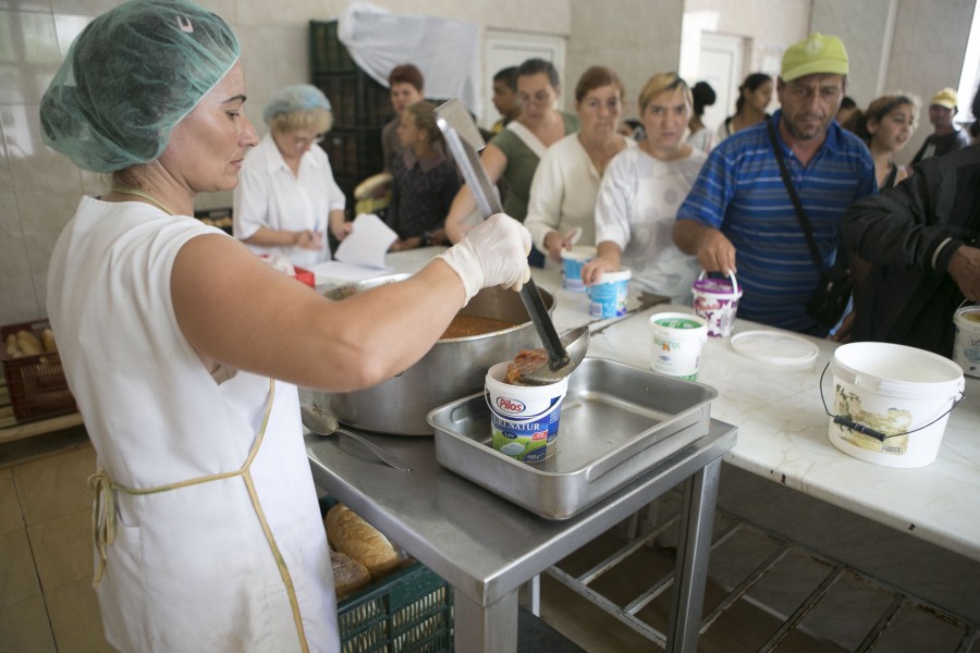 Mancare oferita de Primaria Cluj pentru pensionari si persoane vulnerabile cine poate beneficia gratuit de doua mese pe zi si ce noi reguli sunt in pregatire