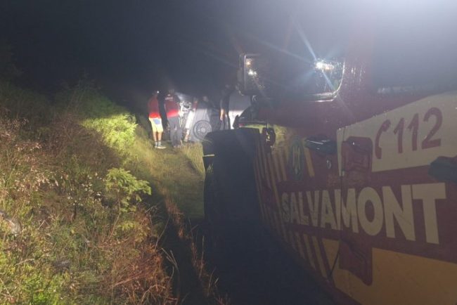 Masina rasturnata pe un drum forestier din Sibiu Doua persoane au fost implicate