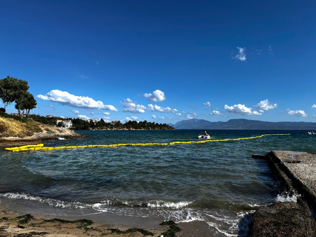 Masura neobisnuita in Grecia bariere plutitoare pentru a preveni aparitia unui peste
