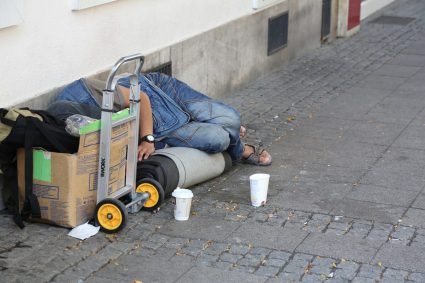 Mizerie și frică lângă gara din Cluj! Locuitorii orașului nu mai suportă comportamentul persoanelor fără adăpost din zonă: „Ne agresează verbal și urinează în public”