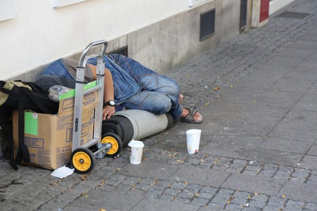 Mizerie si frica lang gara din Cluj Locuitorii orasului nu mai suporta comportamentul persoanelor fara adapost din zona Ne agreseaza verbal si urineaza in public