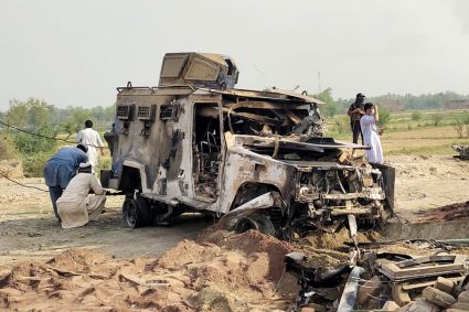 Nouă polițiști au fost omorâți într-un atac asupra unui post de poliție din Pakistan. Forțele de securitate anunță eliminarea a 15 militanți.