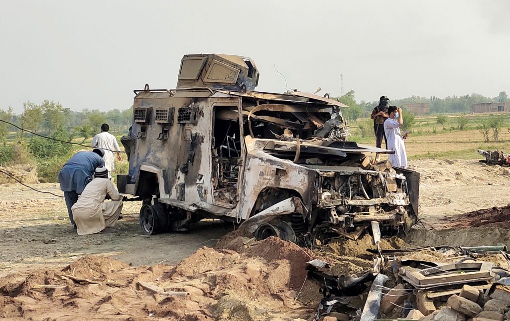 Noua politisti au fost omorati dintr un atac asupra unui post de politie din Pakistan Fortele de securitate anunta eliminarea a 15 militanti