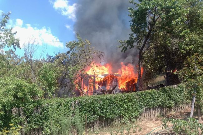 O cabana din lemn a fost complet distrusa de foc in Hunedoara Pompierii au mers pe jos un kilometru pentru a stinge incendiul