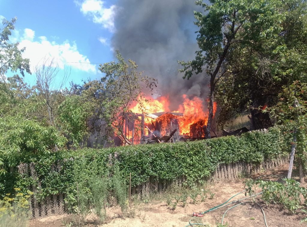 O cabana din lemn a fost complet distrusa de foc in Hunedoara Pompierii au mers pe jos un kilometru pentru a stinge incendiul