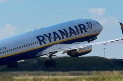 Panică într-un avion spre München: un geam s-a spart în timpul zborului din cauza unei defecțiuni la motor, iar un pasager a fost rănit.