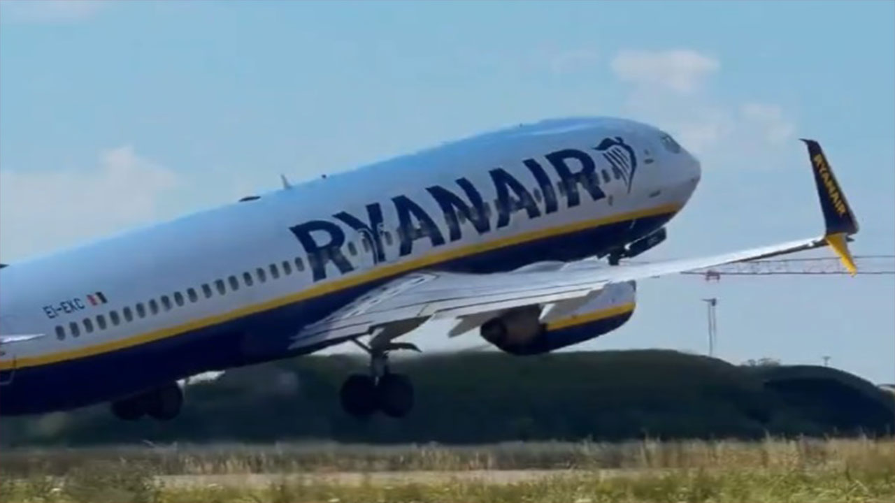 Panica intr un avion spre Munchen un geam s a spart in timpul zborului din cauza unei defectiuni la motor iar un pasager a fost ranit