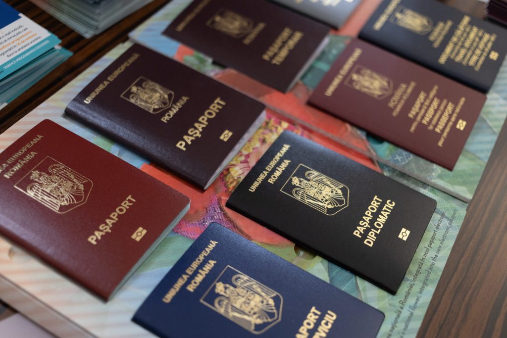 Pasaportul Romaniei progreseaza in clasamentele internationale Cetatenii romani pot calatori fara viza in 178 de tari