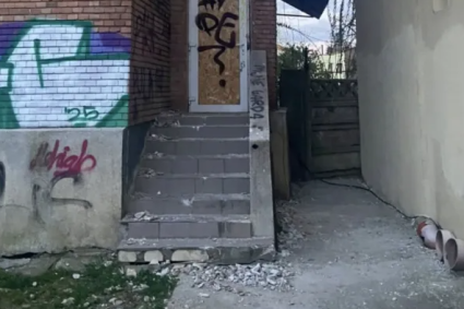 Pericol pentru șoferi într-un cartier din Cluj-Napoca! Cărămizi se desprind de pe o clădire și cad peste automobilele parcate.