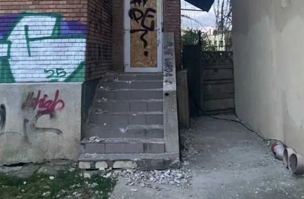 Pericol pentru soferi intr un cartier din Cluj Napoca Caramizi se desprind de pe o cladire si cad peste automobilele parcate