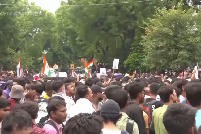 Protestele gandacilor din India devin violente Politica a incercat sa opreasca marsul spre Parlament folosind gaze lacrimogene
