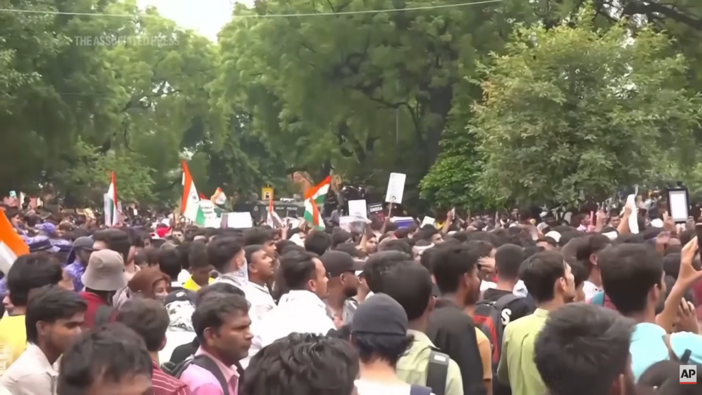 Protestele gandacilor din India devin violente Politica a incercat sa opreasca marsul spre Parlament folosind gaze lacrimogene
